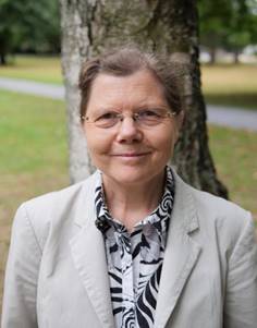 穿白色衣服的人在微笑低可信度描述已自动生成